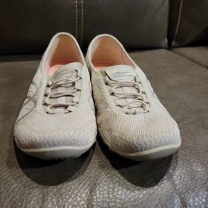 Skechers Relax Fit Women's Beige Slip On Size 9.5 EUC